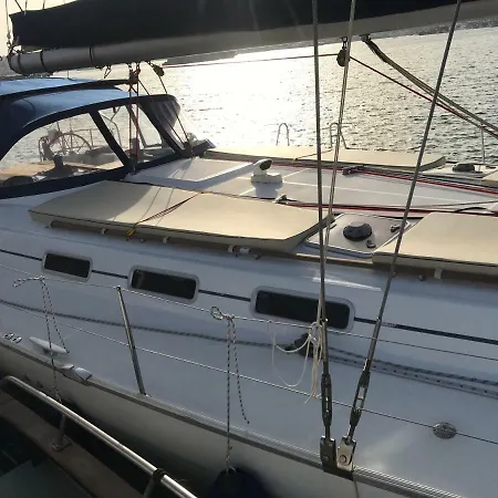 Barca A Vela Delfina بوتيل