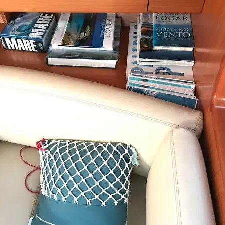Barca A Vela Delfina بوتيل *