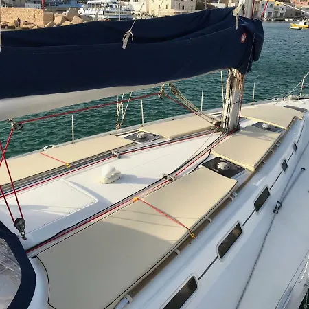 Barca A Vela Delfina * لامبيدوزا