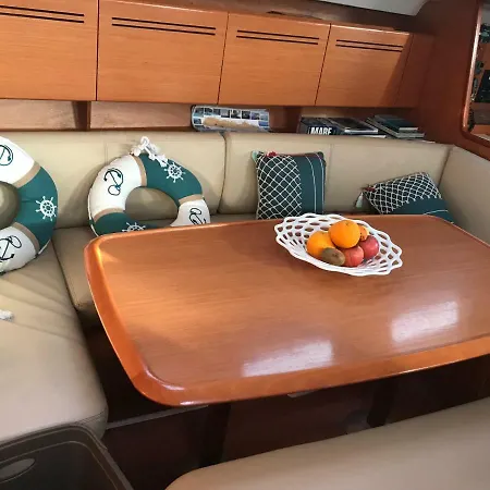 Botel Barca A Vela Delfina Lampedusa