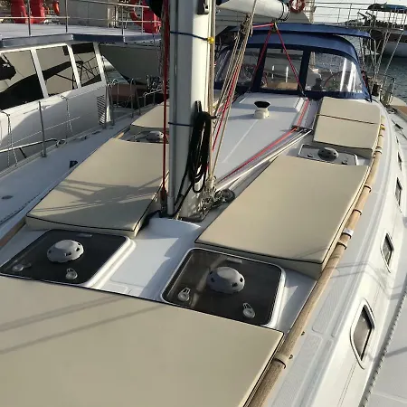 Barca A Vela Delfina * لامبيدوزا