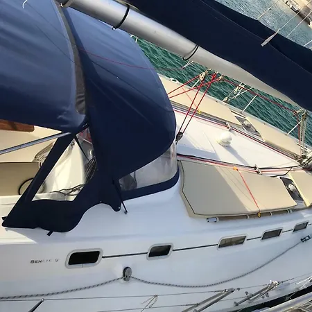 Barca A Vela Delfina بوتيل *