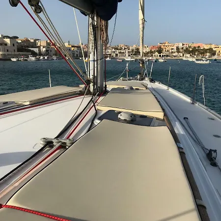 Barca A Vela Delfina بوتيل لامبيدوزا