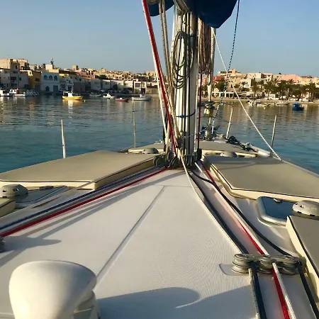 بوتيل Barca A Vela Delfina *