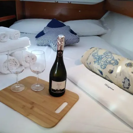Barca A Vela Delfina Botel *